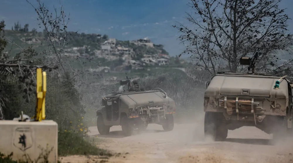مركبات عسكرية إسرائيلية في طريقها لعبور الحدود مع لبنان (إ.ب.أ)