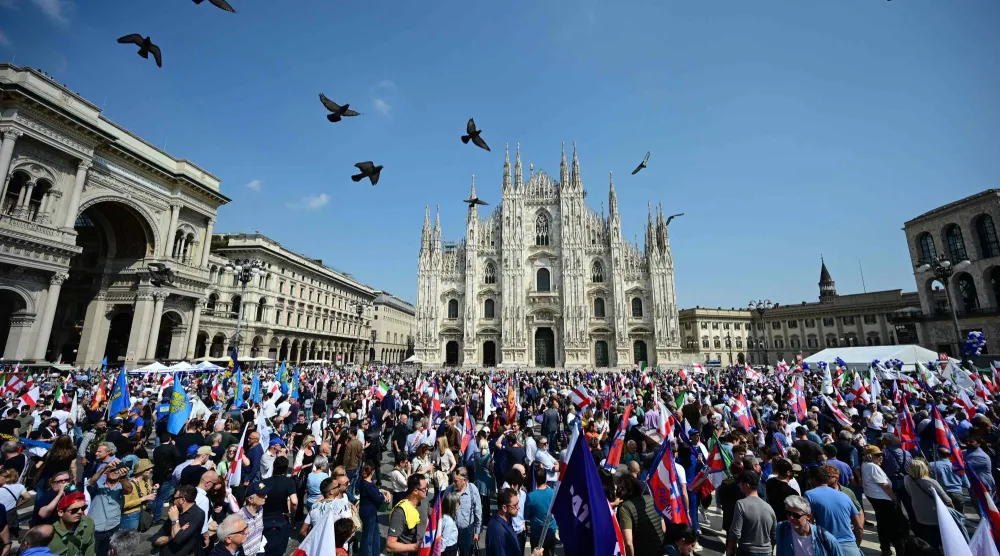 من تظاهرة اليمين المتطرف في ميلانو (أ.ف.ب)