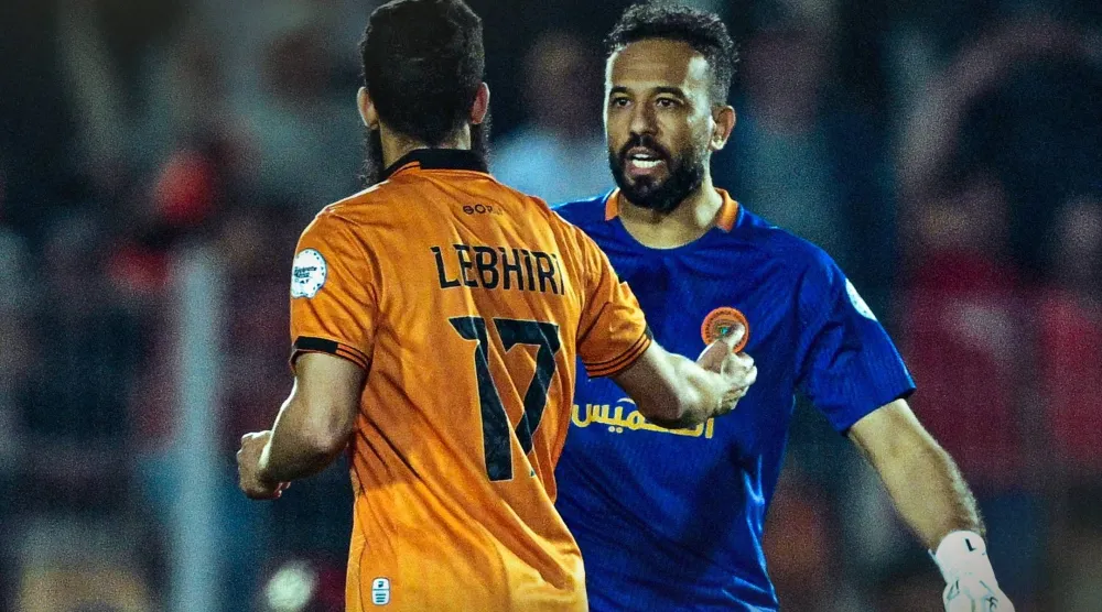 لاعبو الفريقين يحييون بعضهم بعد نهاية اللقاء (الاتحاد الأفريقي لكرة القدم)