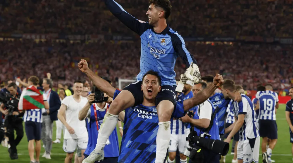 ميكيل أويارزابال والحارس أوناي ماريرو يحتفلان بعد الفوز على أتلتيكو (رويترز)