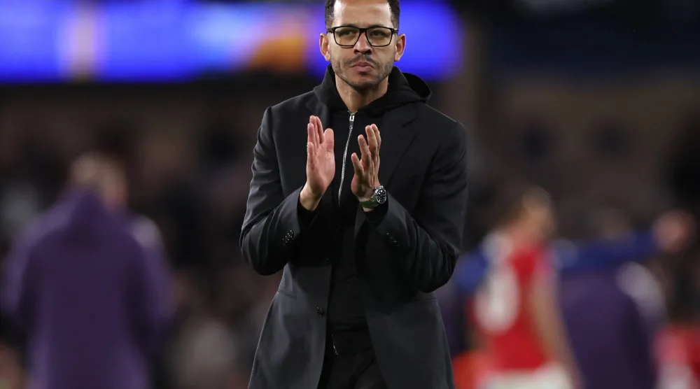 روسينيور يحيي الجماهير بعد نهاية المباراة (رويترز)