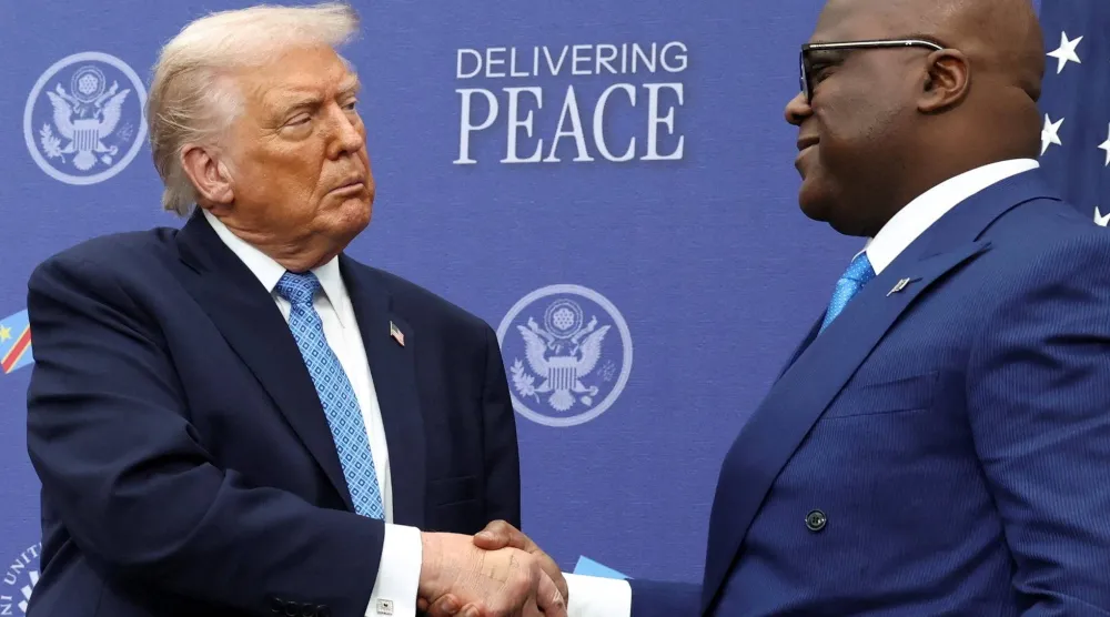 الرئيس الأميركي دونالد ترمب يصافح رئيس الكونغو الديمقراطية فيليكس تشيسكيدي (أرشيفية - رويترز)