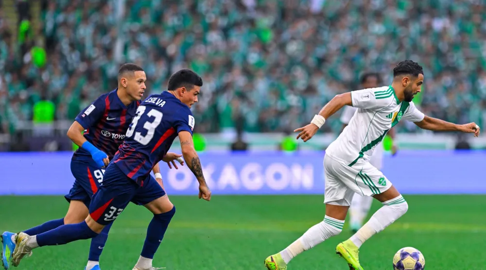 رياض محرز ورقة رابحة في الفريق الأهلاوي (واس)