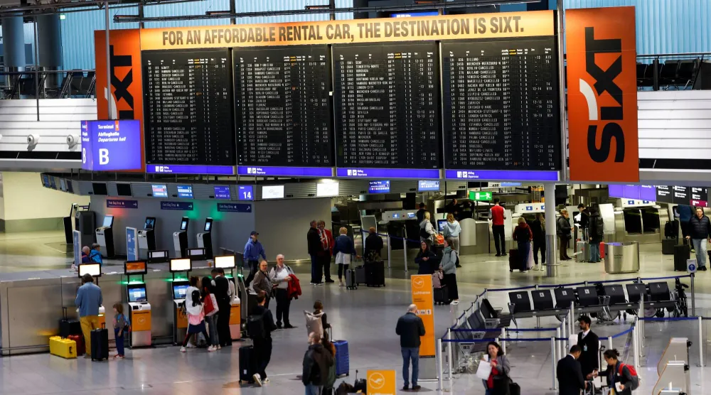 مسافرون يحملون أمتعتهم في مطار فرانكفورت بألمانيا بتاريخ 10 أبريل 2026 (رويترز)