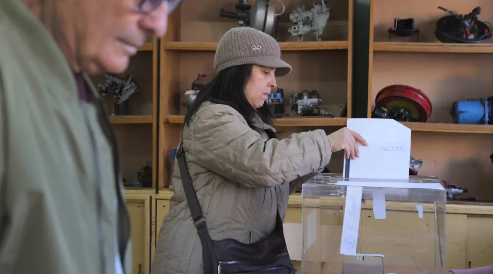 أدلى الناخبون بأصواتهم في مركز اقتراع بمدينة صوفيا خلال الانتخابات البرلمانية المبكرة (أ.ب)