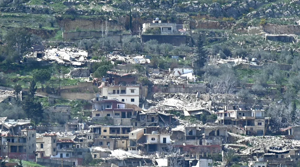 صورة عامة للمنطقة المتضررة بشدة في جنوب لبنان عقب الغارات الإسرائيلية (د.ب.أ)