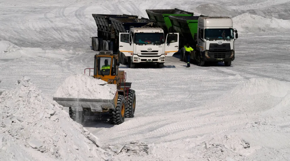 جرافة أمامية تنقل الفوسفوجيبسوم في فالابوروا جنوب أفريقيا (أ.ب)