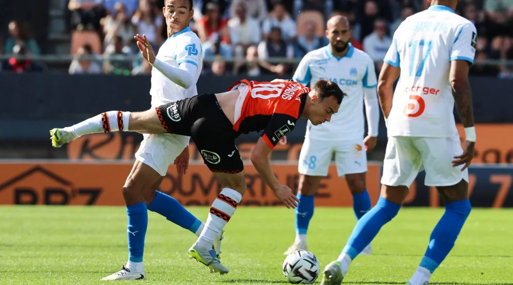 تلقّى مارسيليا ضربة قاسية بسقوطه أمام لوريان بهدفين دون رد (أ.ف.ب)