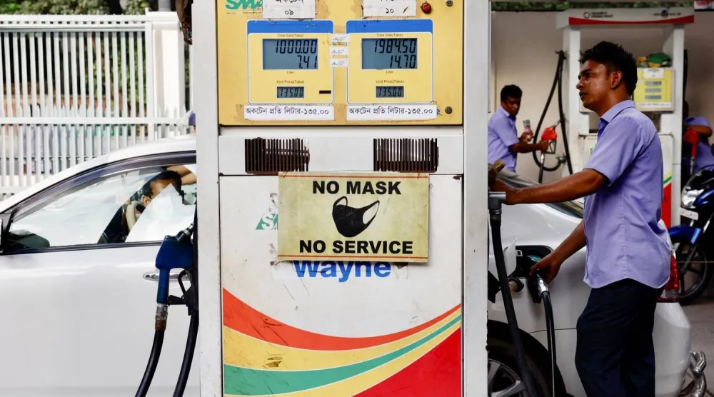 عامل يزوِّد سيارة بالوقود في إحدى المحطات ببنغلاديش (إكس)