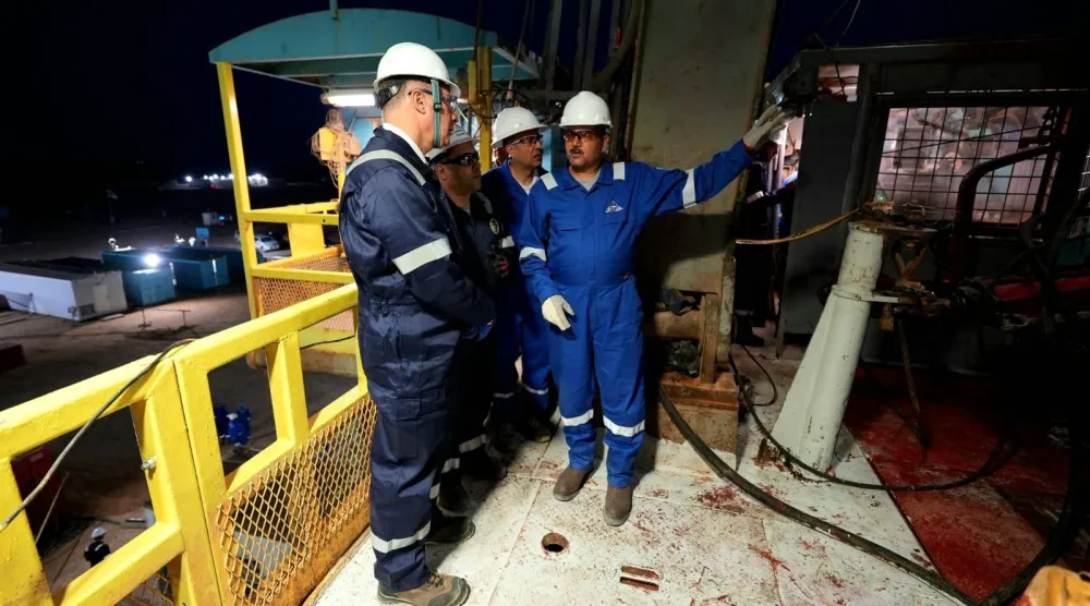 وزير البترول المصري كريم بدوي خلال زيارته الميدانية لتفقد مواقع الإنتاج بالصحراء الغربية (وزارة البترول المصرية)