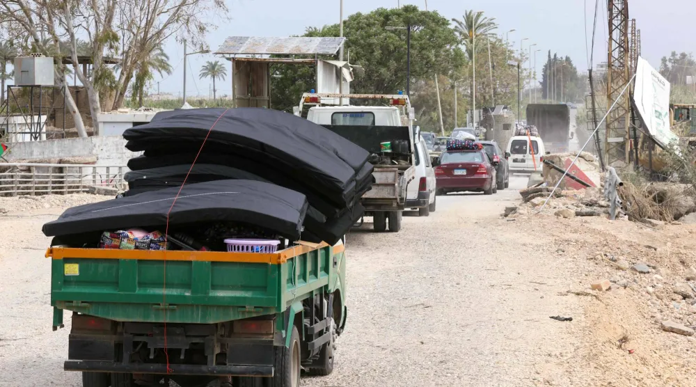 سيارات تقلّ نازحين من جنوب لبنان باتجاه بيروت الأحد (أ.ف.ب)