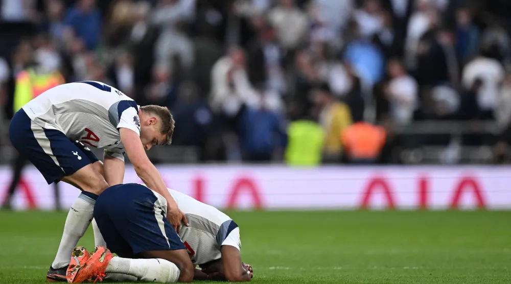 أدان توتنهام هوتسبير «العنصرية البغيضة والمهينة للكرامة الإنسانية» التي تعرض لها المدافع دانسو (إ.ب.أ)