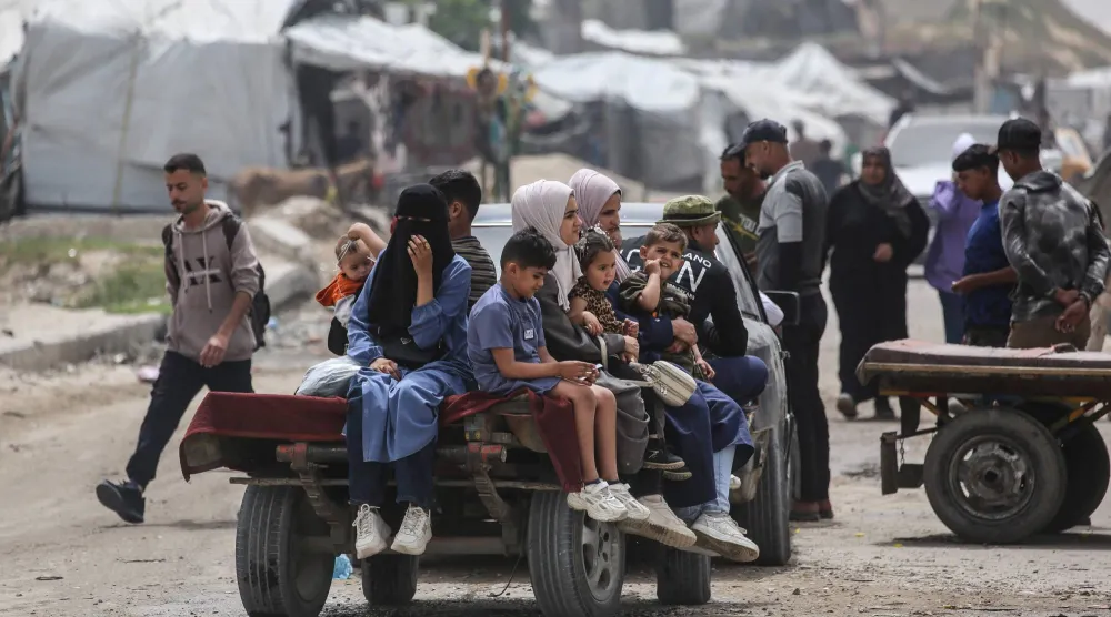 فلسطينيون في خان يونس جنوب قطاع غزة يوم السبت (أ.ف.ب)