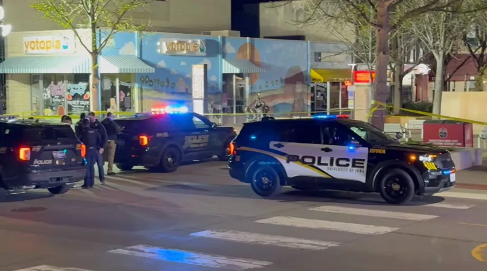 مركبات تتبع الشرطة الأميركية بموقع الحادث في جامعة آيوا (صحيفة نيويورك بوست)