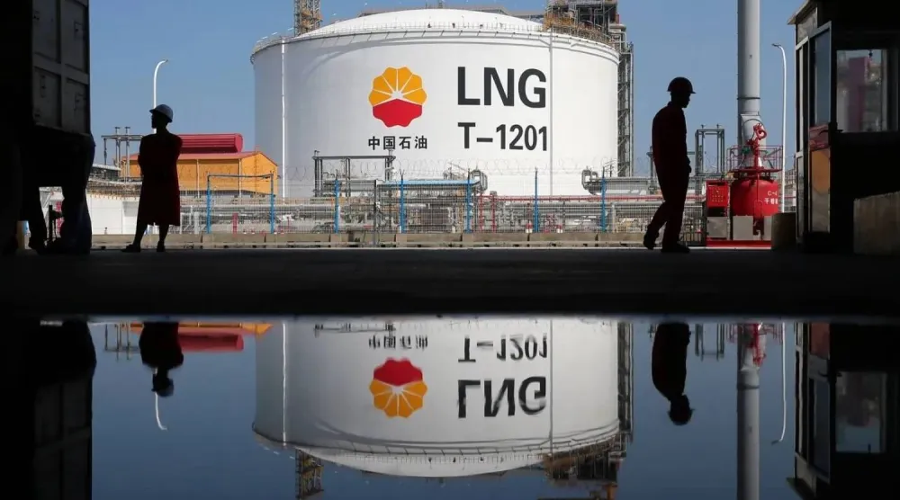 صهريج لتخزين الغاز الطبيعي المسال في محطة الاستقبال التابعة لشركة «بتروتشاينا» بميناء رودونغ الصيني (رويترز)
