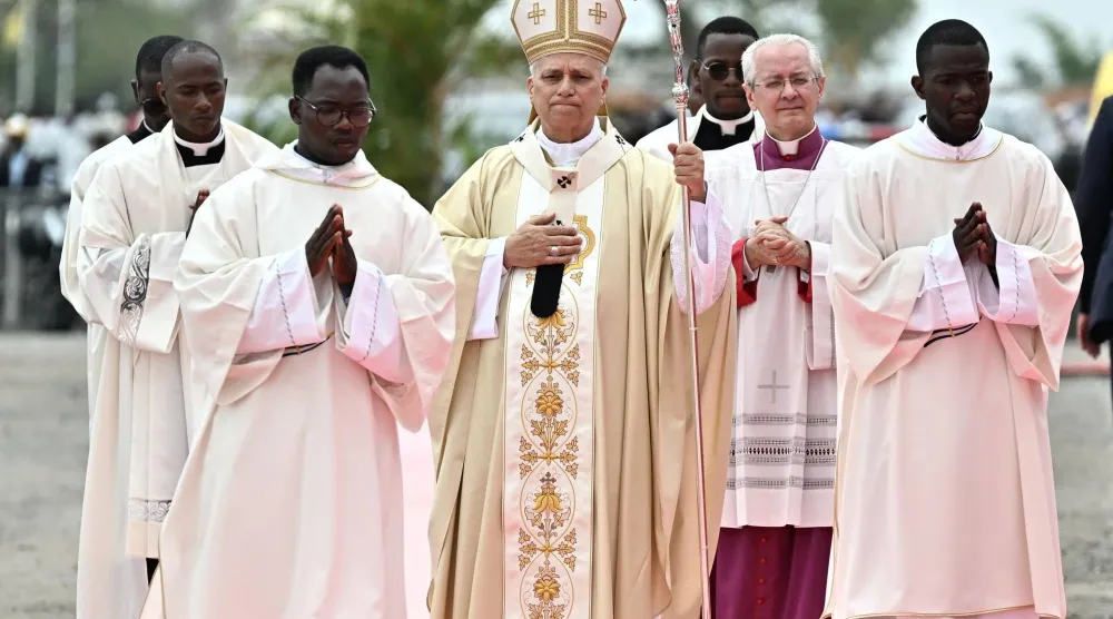 البابا ليو بابا الفاتيكان خلال زيارته أنغولا (إ.ب.أ)