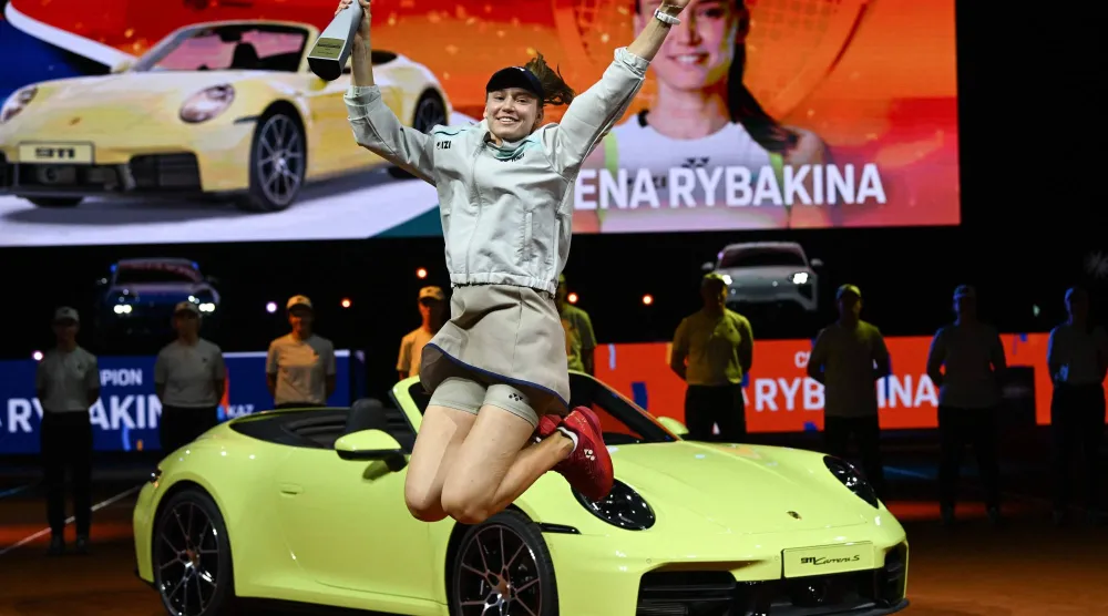 ريباكينا غادرت شتوتغارت بسيارة بورشه رياضية ثانية وهي الجائزة المرموقة التي تُمنح لبطلة الدورة (أ.ف.ب)