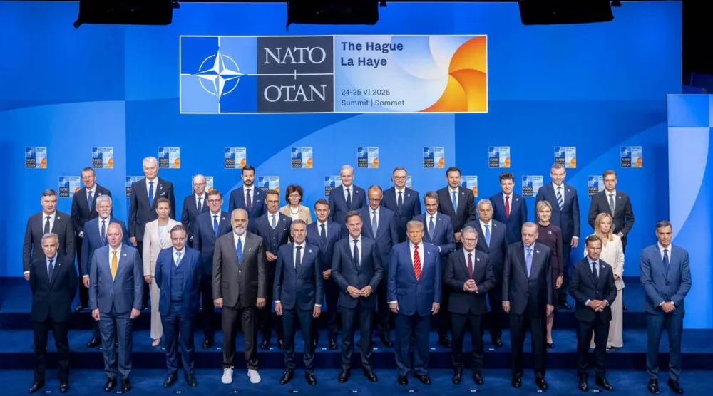صورة تذكارية لقادة حلف «الناتو» خلال قمته في لاهاي العام الماضي (أ.ب)