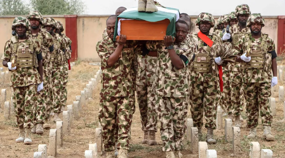 جنود يحملون نعشاً خلال جنازة الجنرال أوسيني برايما في مايدوغوري بشمال نيجيريا يوم 15 أبريل 2026 بعد مقتله مع ضباط آخرين في عملية إرهابية (أ.ف.ب)