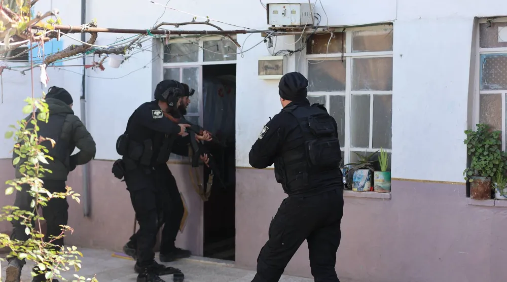 الأمن السوري يقتحم منزل أحد المتورطين في خلية «داعش» في قرية السفيرة شرق حلب (الداخلية السورية)