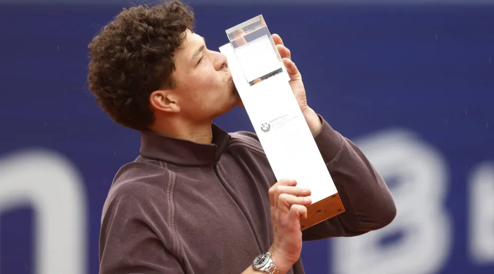 بن شيلتون يقبل الكأس احتفالاً باللقب (رويترز)