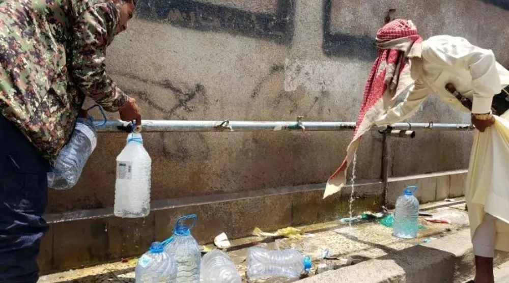 شح المياه في صنعاء ومناطق سيطرة الحوثيين دفع السكان إلى خيارات معقدة (غيتي)