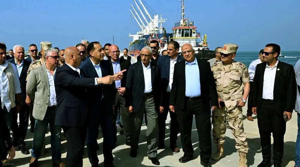 مصطفى مدبولي خلال زيارة «ميناء العريش» الأحد (مجلس الوزراء المصري) 