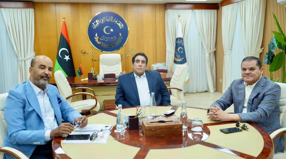 المنفي يتوسط الدبيبة (إلى اليمين) وموسى الكوني النائب بالمجلس الرئاسي في 11 يونيو 2024 (المجلس الرئاسي)