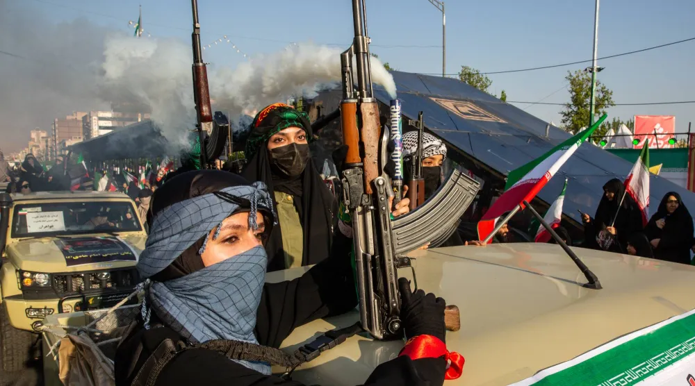 إيرانيات من أعضاء ميليشيا «الباسيج» يحملن بنادق كلاشينكوف خلال مسيرة نظمتها الحكومة دعماً لمجتبى خامنئي المرشد الإيراني بمناسبة «اليوم الوطني للفتيات» في طهران (نيويورك تايمز)