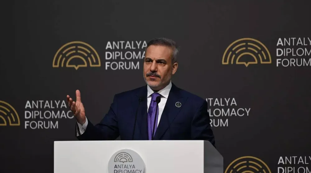 وزير الخارجية التركي هاكان فيدان خلال مؤتمر صحافي عقده في ختام أعمال «منتدى أنطاليا الدبلوماسي» الأحد (الخارجية التركية)