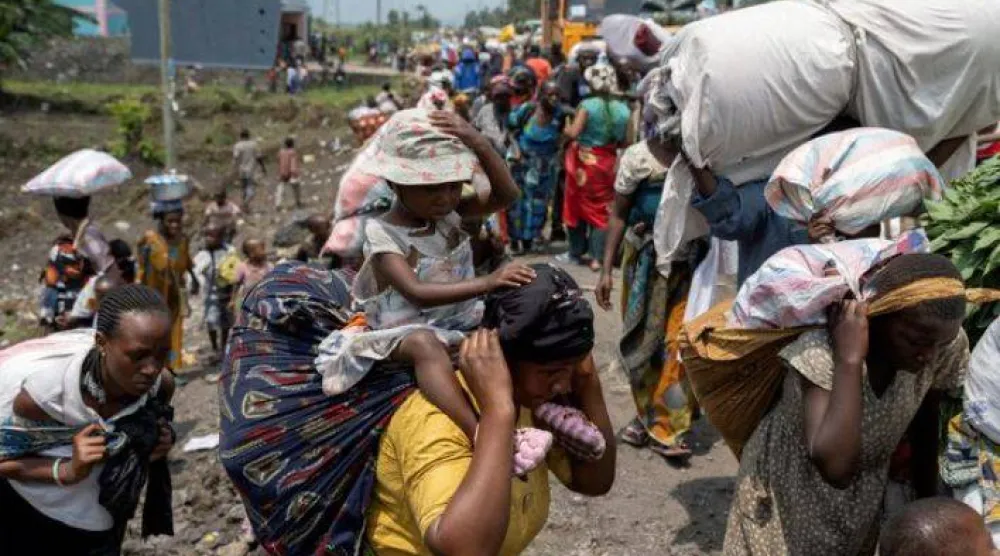 كونغوليون يحملون أمتعتهم أثناء فرارهم من قراهم في أعقاب اشتباكات بين متمردي «حركة 23 مارس» والجيش الكونغولي قرب غوما (رويترز)