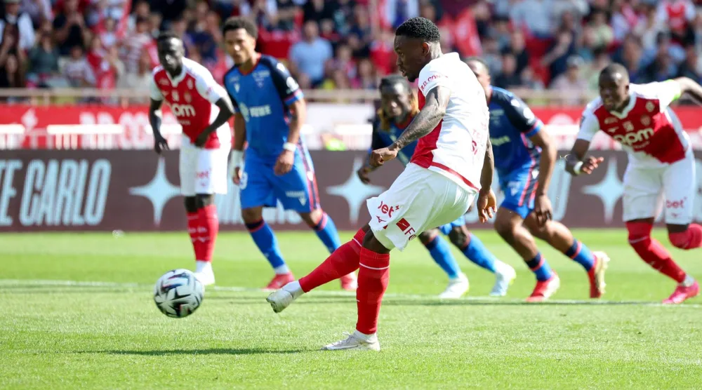 مهاجم موناكو فلوريان بالوغون يسدد ركلة جزاء ليسجل الهدف الثاني لفريقه (أ.ف.ب)