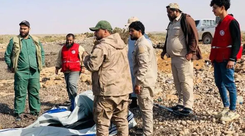 جانب من انتشال جثامين مهاجرين في طبرق شرق ليبيا يوم الأحد (الهلال الأحمر)