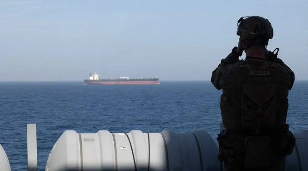 جندي من مشاة البحرية الأميركية على متن السفينة البرمائية «يو إس إس نيو أورلينز» يراقب حركة الملاحة خلال عمليات الحصار البحري قبالة الموانئ الإيرانية السبت (سنتكوم)