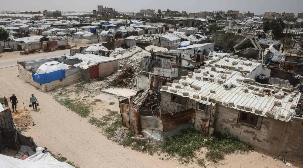 نازحون فلسطينيون في مخيم بخان يونس جنوب قطاع غزة (أ.ف.ب)