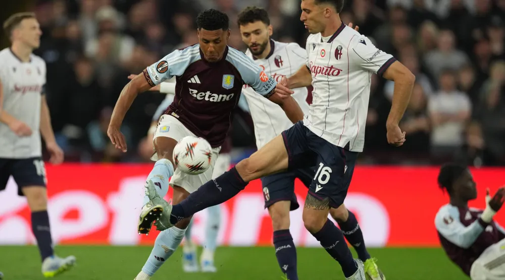 لاعب آستون فيلا أولي واتكينز يصارع لاعب سندرلاند نيكولو كاسالي على الكرة (أ.ب)