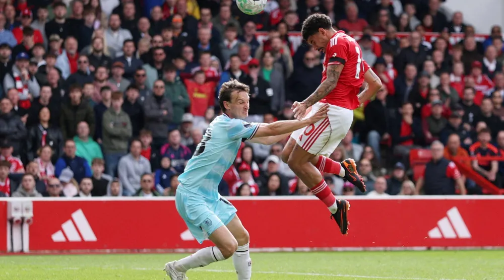 لاعب نوتنغهام فورست مورغان غيبس-وايت يسجل الهدف الثالث لفريقه مُكمّلاً الهاتريك (رويترز)