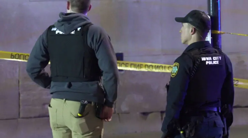 أفراد من الشرطة في مدينة آيوا الأميركية (أ.ب)