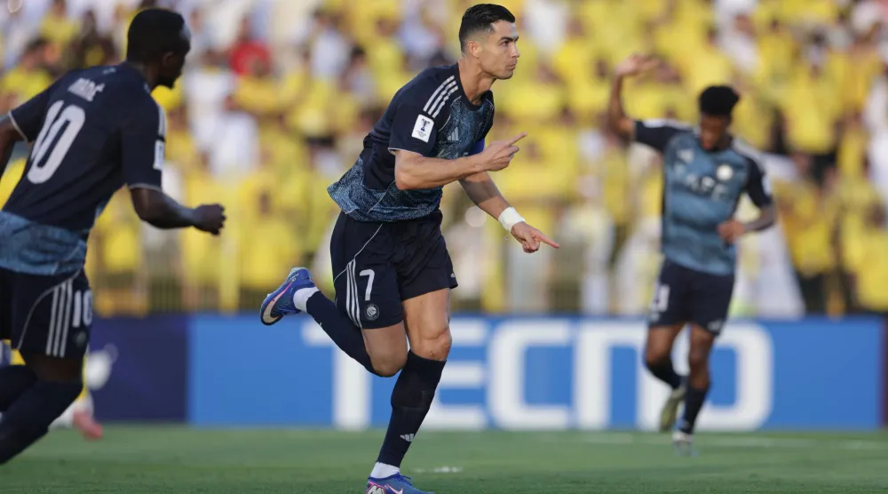 رونالدو محتفلاً بالهدف الأول (إ.ب.أ)