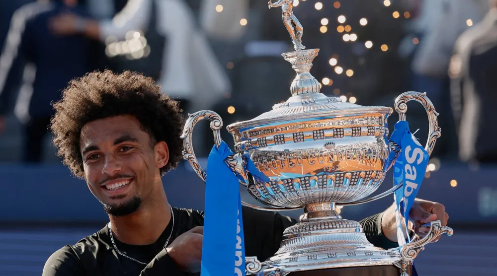 الفرنسي أرتور فيس يحمل الكأس بعد فوزه على الروسي أندري روبليف (أ.ب)