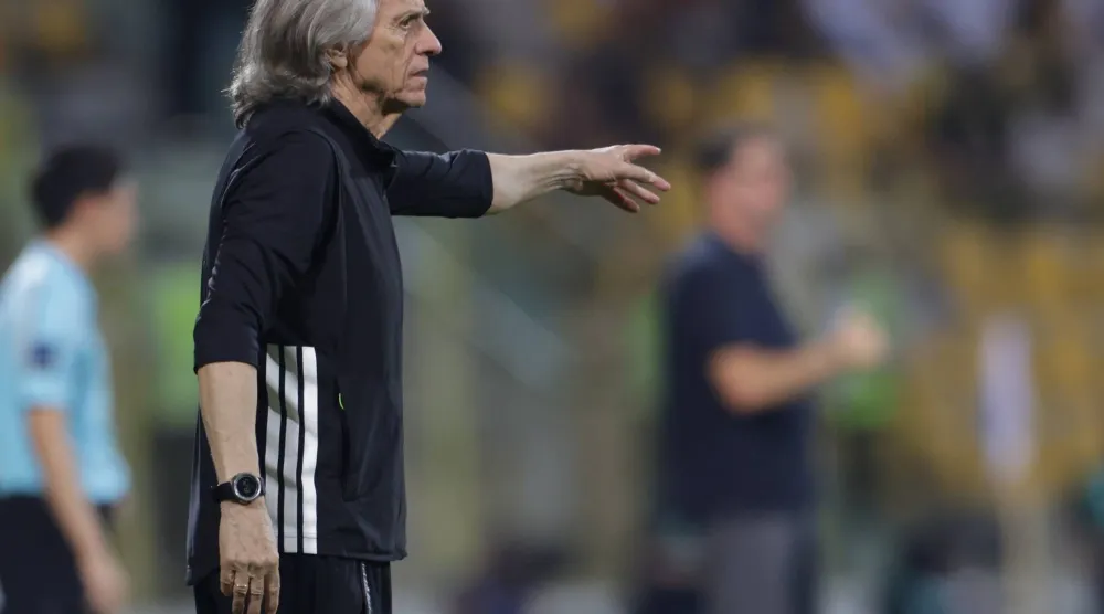 خيسوس يوجه لاعبيه خلال المباراة (إ.ب.أ)