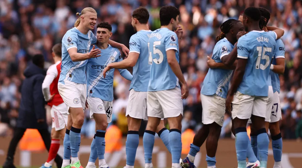 مهاجم مانشستر سيتي إيرلينغ هالاند يحتفل مع زملائه عقب نهاية مباراة فريقه أمام آرسنال (رويترز)
