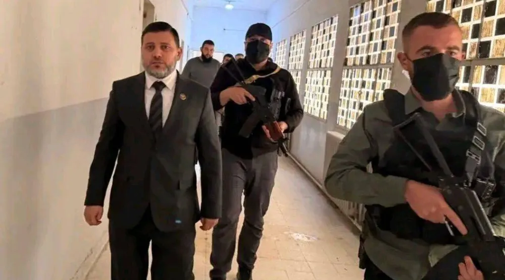 النائب العام السوري القاضي حسان التربة زار السجن المركزي في حي غويران بالحسكة واطلع على أوضاع النزلاء تمهيداً لإنشاء مكتب قانوني لمتابعة شؤونهم (مرصد الحسكة)