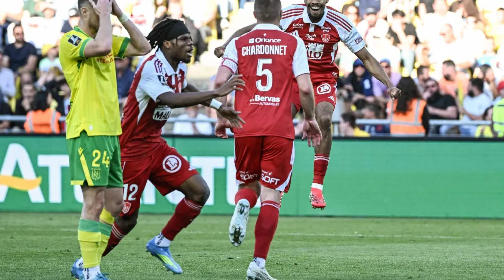 مدافع بريست الفرنسي بريندان شاردوني يحتفل مع زملائه بعد تسجيل هدف في مرمى نانت (أ.ف.ب)