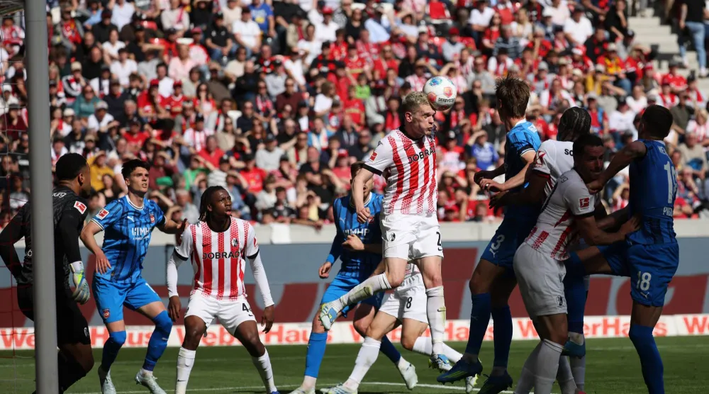 مدافع فرايبورغ ماتياس غينتر يرتقي ليلعب كرة رأسية خلال مباراة فريقه أمام هايدنهايم (أ.ب)