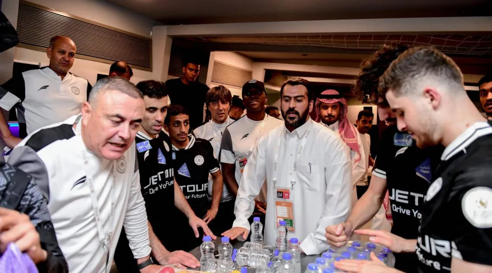 المالك يشارك لاعبي الشباب فرحة التأهل (نادي الشباب)