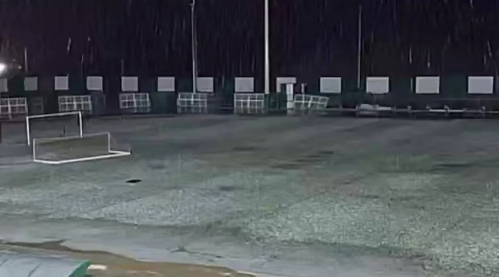 ملعب النجمة بعدما غمرته حبات البرد بشكل كامل (تصوير: مالك البطشان)