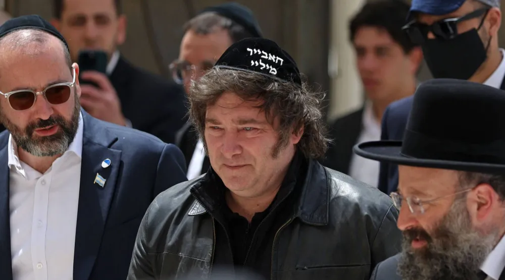 الرئيس الأرجنتيني خافيير ميلي يزور حائط البراق «الذي تسميه إسرائيل حائط المبكى» في البلدة القديمة من القدس (أ.ف.ب)