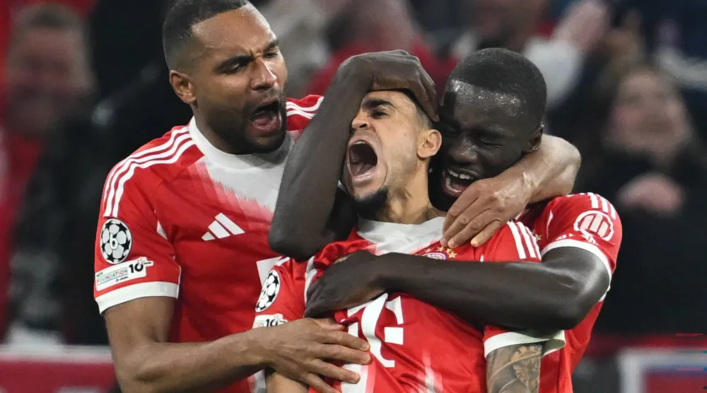 لاعب بايرن ميونيخ لويس دياز يحتفل بتسجيل الهدف الثالث لفريقه (د.ب.أ)