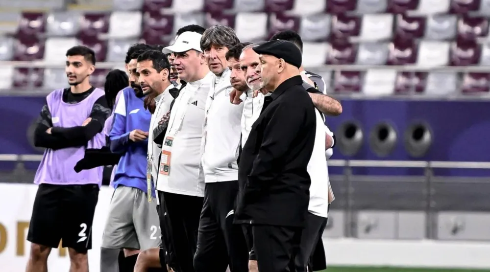 بن زكري مع أعضاء الجهازين الفني والإداري خلال ضربات الترجيح (موقع النادي)